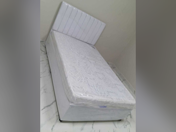 الأسّرة - فردي  - أبيض  - متضمنة المرتبة