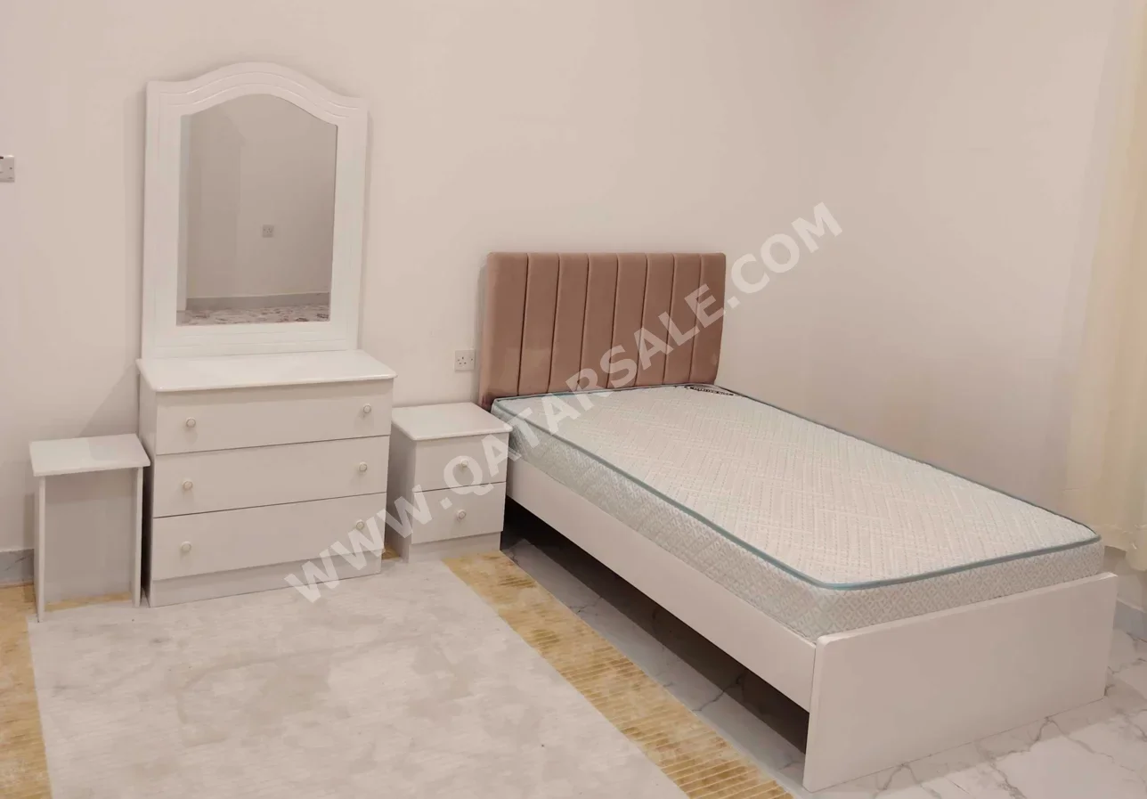 أطقم غرف نوم - قطر ديزاين  - طقم مكون من 3 قطع  - متعدد الألوان