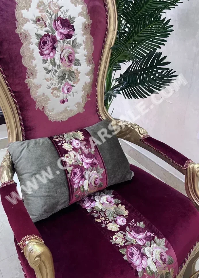 الأرائك والكنب والكراسي كرسي بذراعين  - مخمل  - متعدد الألوان  - مع طاولة