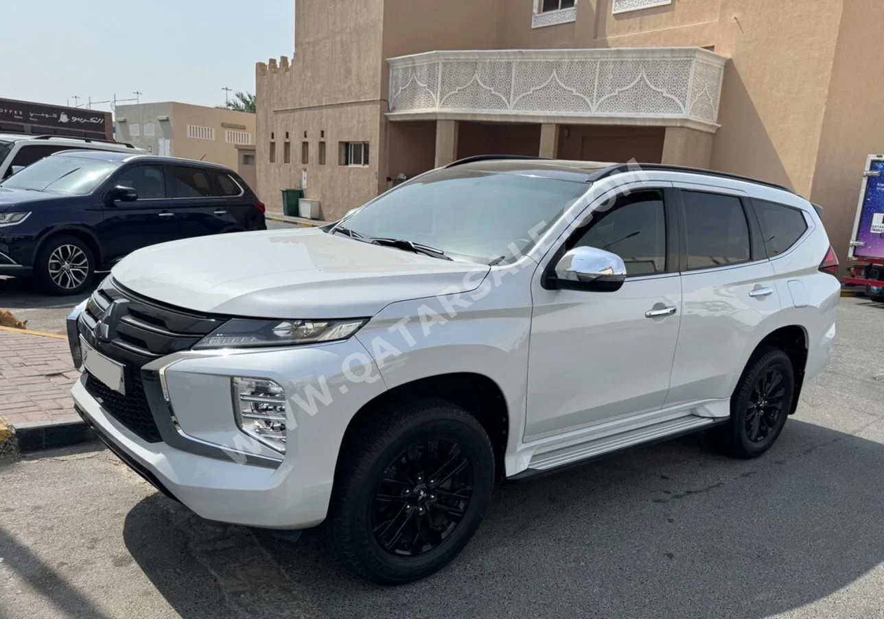 ميتسوبيشي باجيرو مونتيرو سبورت 2022 اوتوماتيك 57,000 كم 6 سلندر دفع رباعي اس يو في أبيض تحت الضمان