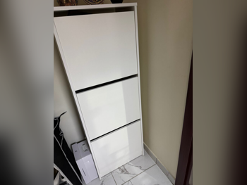 رفوف وخزانات الأحذية