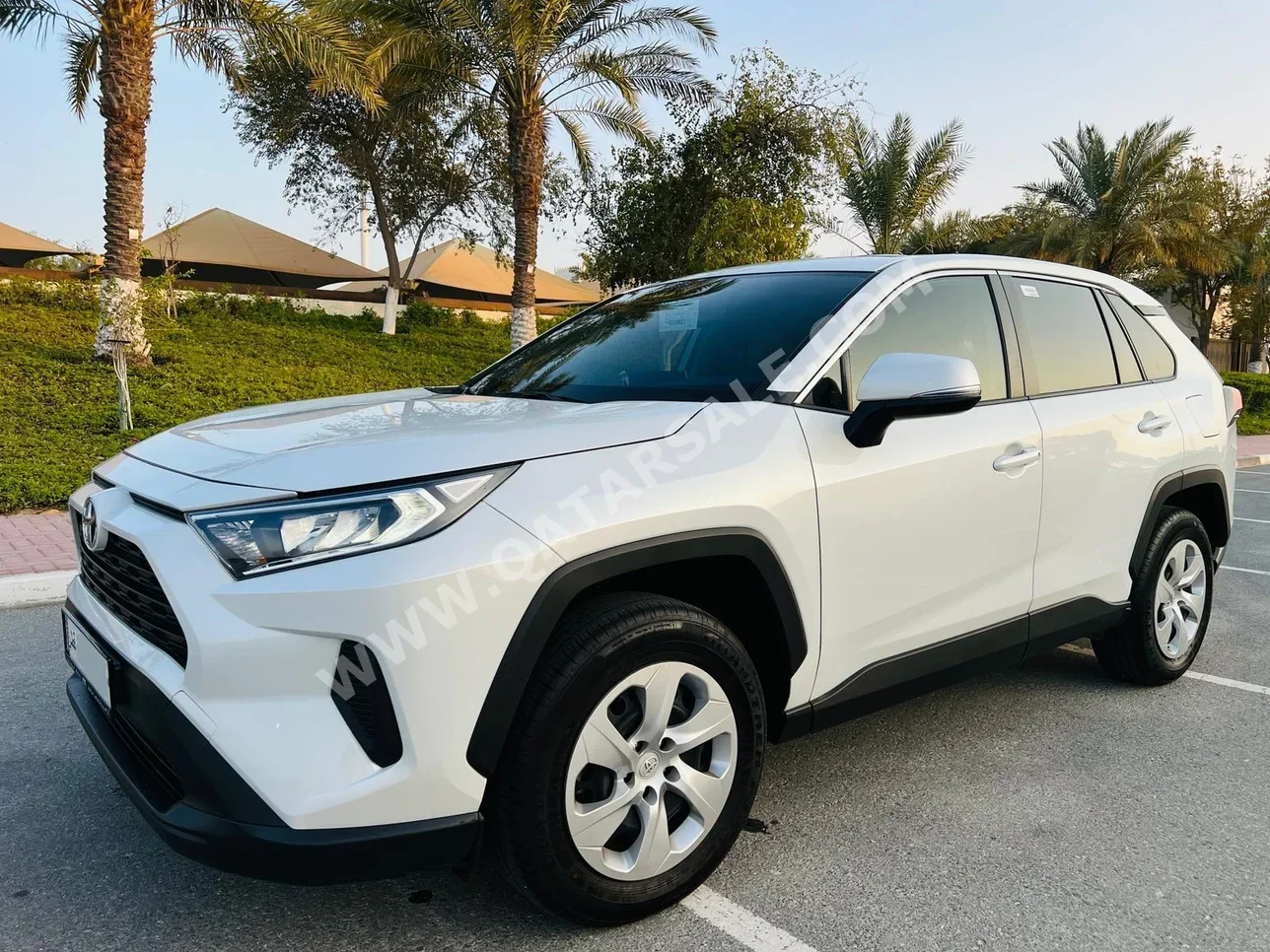 تويوتا راف 4 2024 اوتوماتيك 13,000 كم 4 سلندر دفع رباعي اس يو في أبيض تحت الضمان