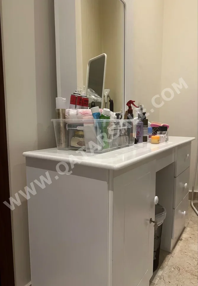 وحدات الأدراج تشمل المرآة  أبيض