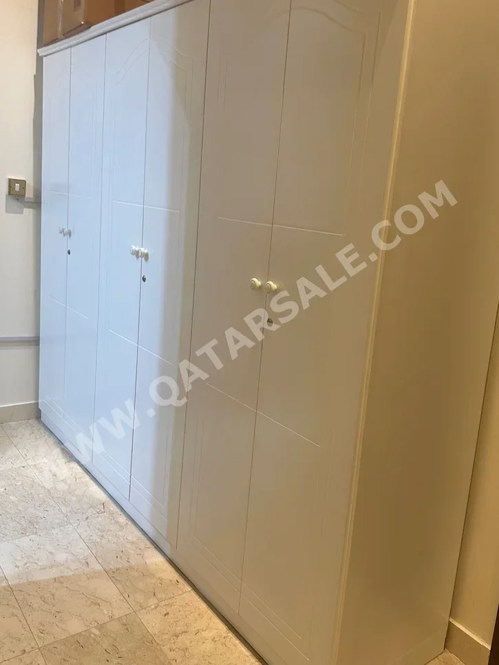 خزائن ودواليب الملابس والزينة - خزائن  - أبيض