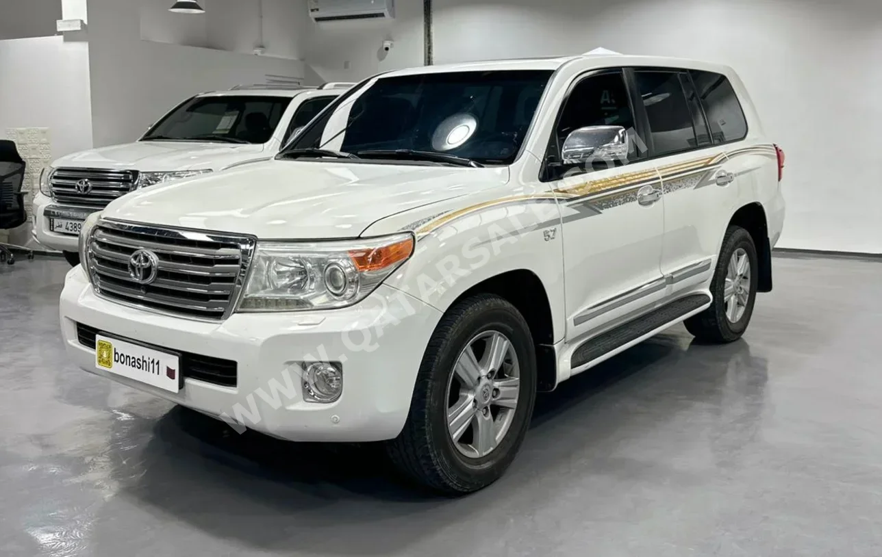 تويوتا لاند كروزر في اكس ار 2013 اوتوماتيك 239,724 كم 8 سلندر دفع رباعي اس يو في أبيض