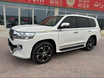 Toyota  Land Cruiser  VXR  2016  Automatic  305,000 Km  8 Cylinder  Four Wheel Drive (4WD)  SUV  White
