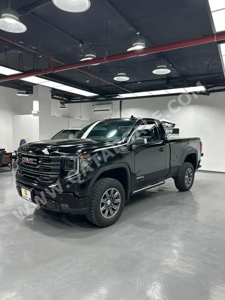 جي ام سي  سييرا  اي تي 4  2025  اوتوماتيك  41,600 كم  8 سلندر  دفع رباعي  بيكب  أسود  تحت الضمان