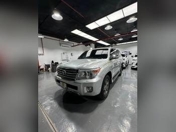 Toyota  Land Cruiser  VXR  2015  Automatic  322,000 Km  8 Cylinder  Four Wheel Drive (4WD)  SUV  Silver