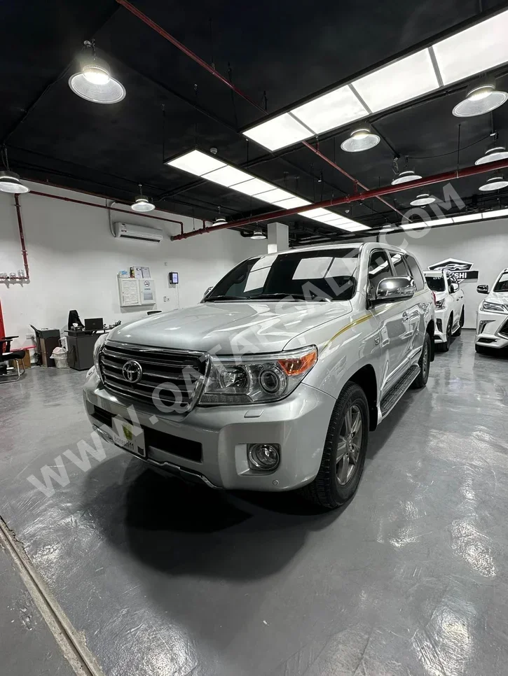 Toyota  Land Cruiser  VXR  2015  Automatic  322,000 Km  8 Cylinder  Four Wheel Drive (4WD)  SUV  Silver