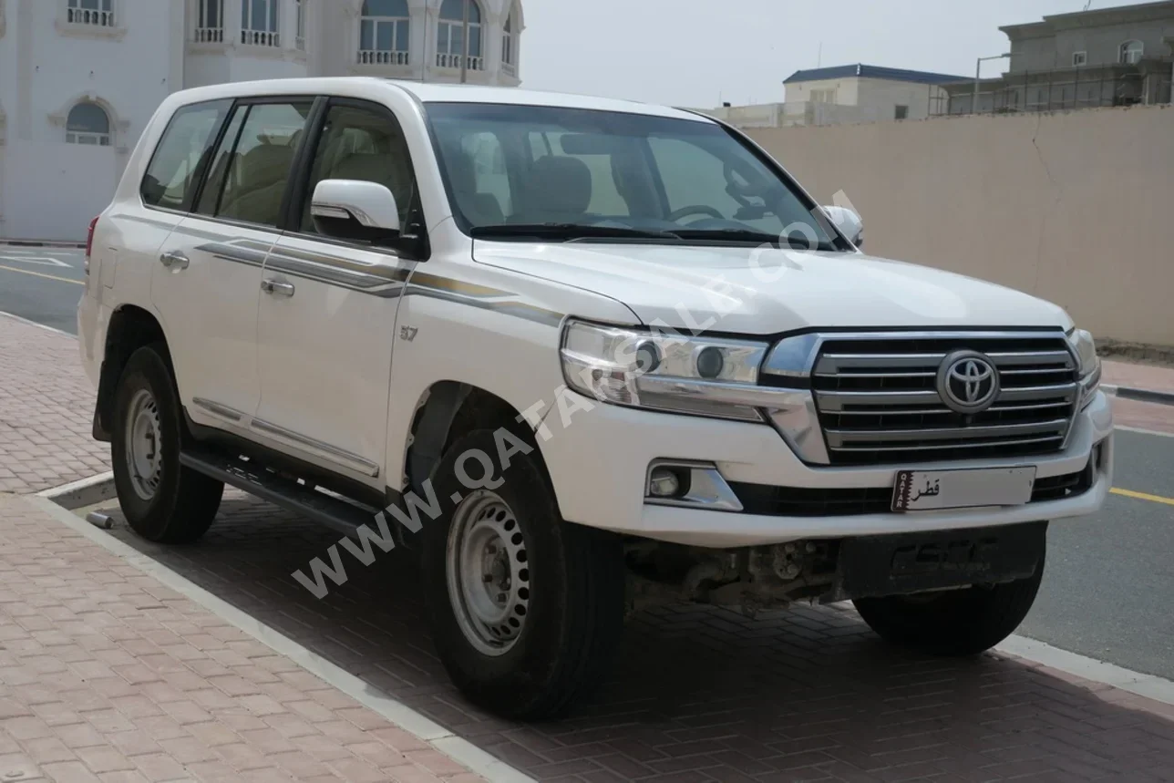 تويوتا لاند كروزر في اكس ار 2018 اوتوماتيك 421,000 كم 8 سلندر دفع رباعي اس يو في أبيض