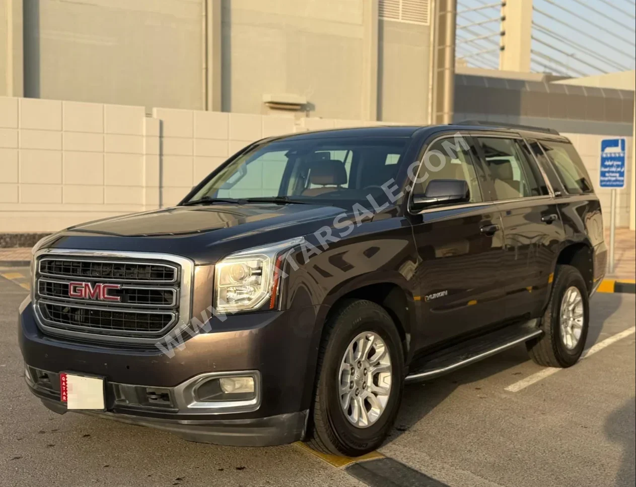 GMC Yukon SLE 2015 Automatic 290,000 Km 8 Cylinder Rear Wheel Drive (RWD) SUV Gray