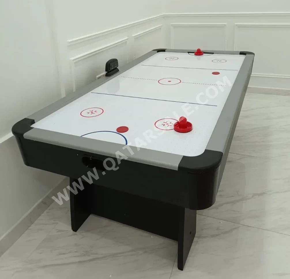 أبيض و أسود  طاولة الهوكي