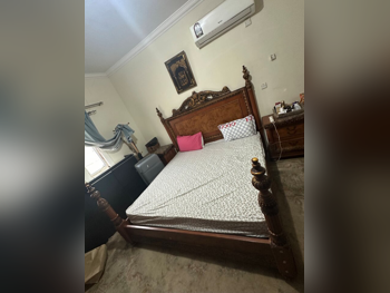 Bedroom Sets - King Bed, Mattress, Bench with 2 Bedside Tables and Table Lamps  - Brown