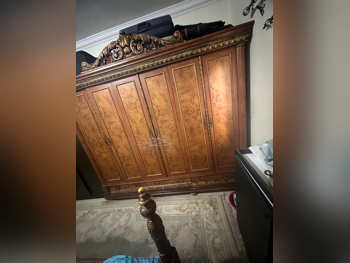 أطقم غرف نوم - سرير كينج ، مرتبة ، مقعد طويل مع طاولتين أسّرة جانبية ومصابيح طاولة - بنى