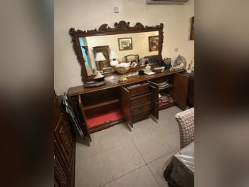 خزائن ودواليب الملابس والزينة - بنى