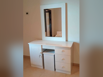 خزائن ودواليب الملابس والزينة - دوحة فيرنيتشر  - طاولة زينة ، مرآة ، كرسي و وحدتا رفوف  - أبيض