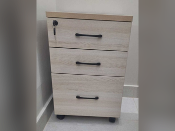 وحدات الأدراج اللون البيج