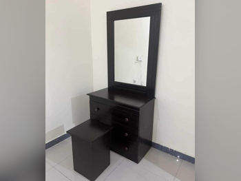 خزائن ودواليب الملابس والزينة - دوحة فيرنيتشر  - طاولة زينة ، مرآة ، كرسي و وحدتا رفوف  - بنى