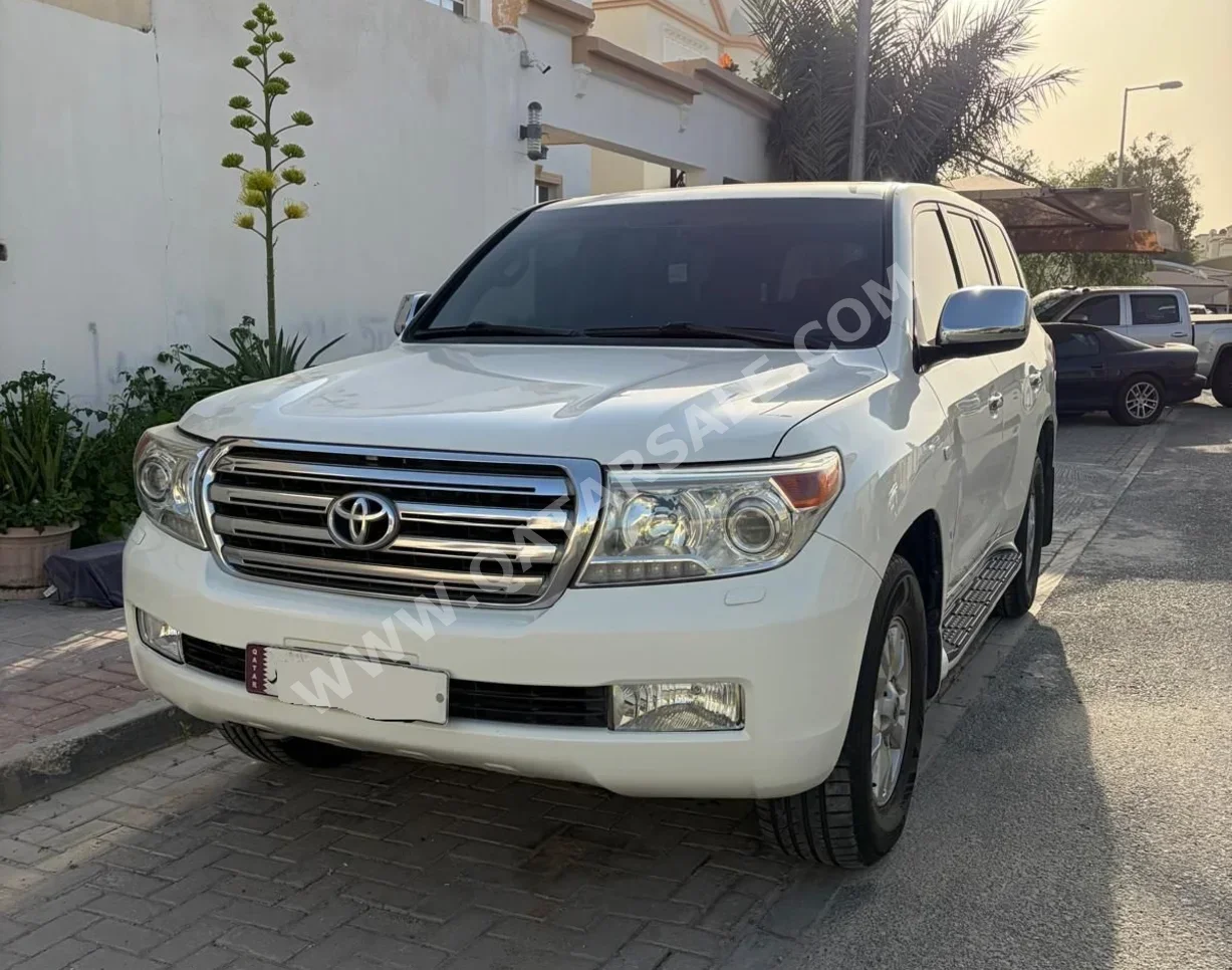 تويوتا  لاند كروزر  جي اكس ار  2011  اوتوماتيك  249,000 كم  6 سلندر  دفع رباعي  اس يو في  أبيض