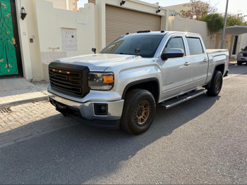 GMC  Sierra  SLE  2014  Automatic  177,300 Km  8 Cylinder  Four Wheel Drive (4WD)  Pick Up  Silver