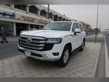 تويوتا  لاند كروزر  جي اكس ار  2023  اوتوماتيك  189,000 كم  6 سلندر  دفع رباعي  اس يو في  أبيض