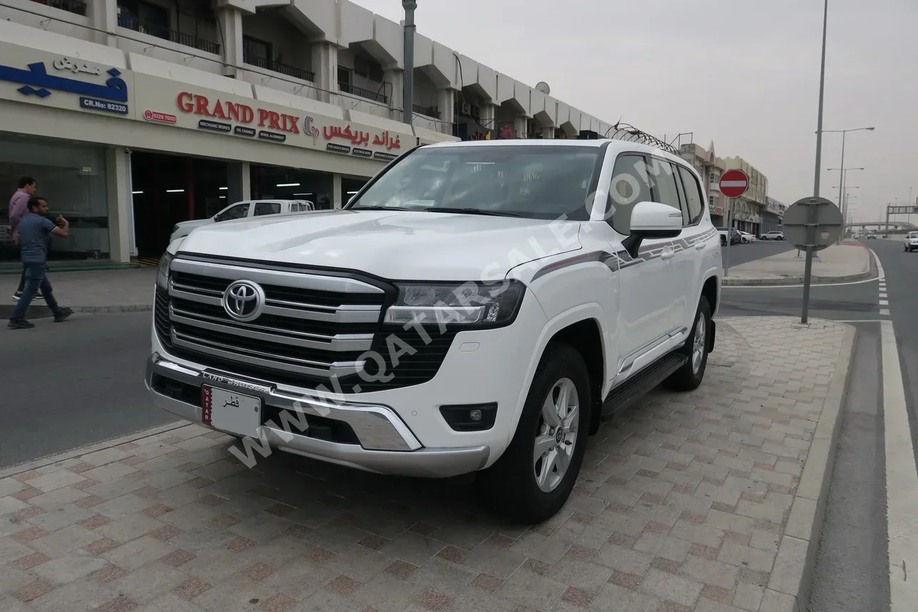 تويوتا  لاند كروزر  جي اكس ار  2023  اوتوماتيك  189,000 كم  6 سلندر  دفع رباعي  اس يو في  أبيض