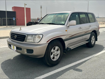 تويوتا  لاند كروزر  جي اكس ار  2001  اوتوماتيك  303,790 كم  6 سلندر  دفع رباعي  اس يو في  فضي