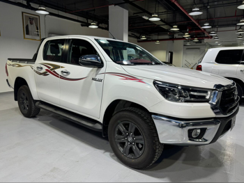 Toyota  Hilux  SR5  2026  Automatic  2,000 Km  4 Cylinder  Four Wheel Drive (4WD)  Pick Up  White  With Warranty