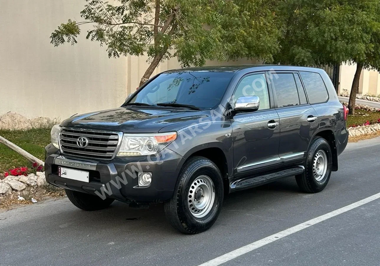 تويوتا  لاند كروزر  في اكس ار  2013  اوتوماتيك  202,000 كم  8 سلندر  دفع رباعي  اس يو في  رمادي