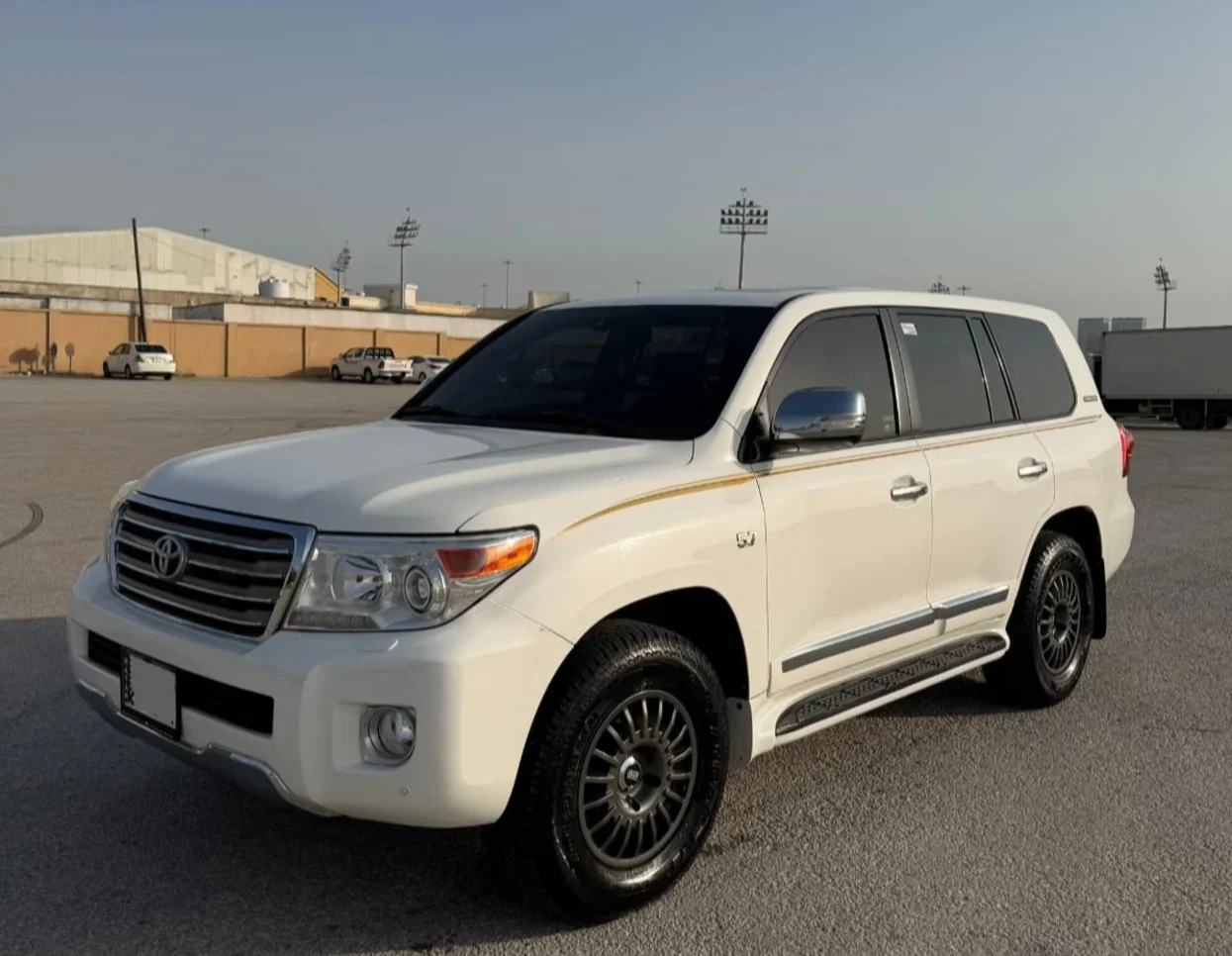 Toyota Land Cruiser VXR 2015 Automatic 306,000 Km 8 Cylinder Four Wheel Drive (4WD) SUV White