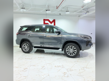 تويوتا  فورشنر  اس ار 5  2025  اوتوماتيك  1,300 كم  6 سلندر  دفع رباعي  اس يو في  رمادي  تحت الضمان