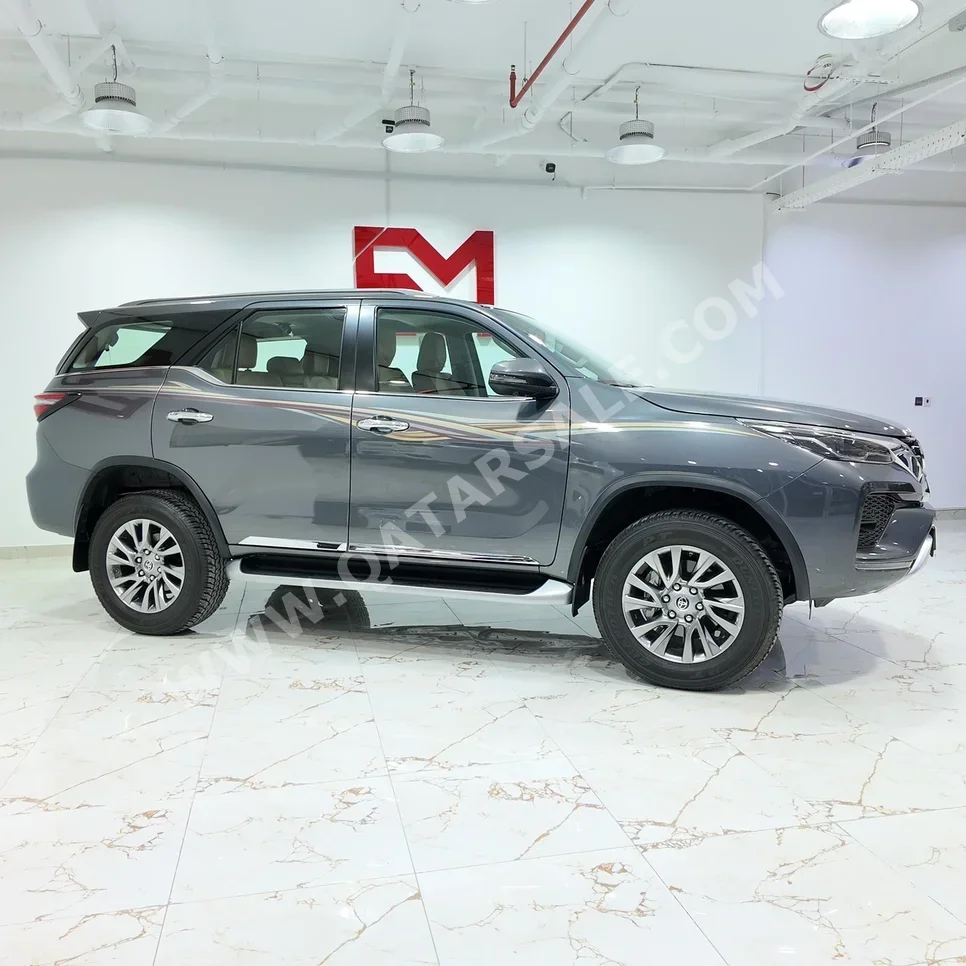 Toyota  Fortuner  SR5  2025  Automatic  1,300 Km  6 Cylinder  Four Wheel Drive (4WD)  SUV  Gray  With Warranty