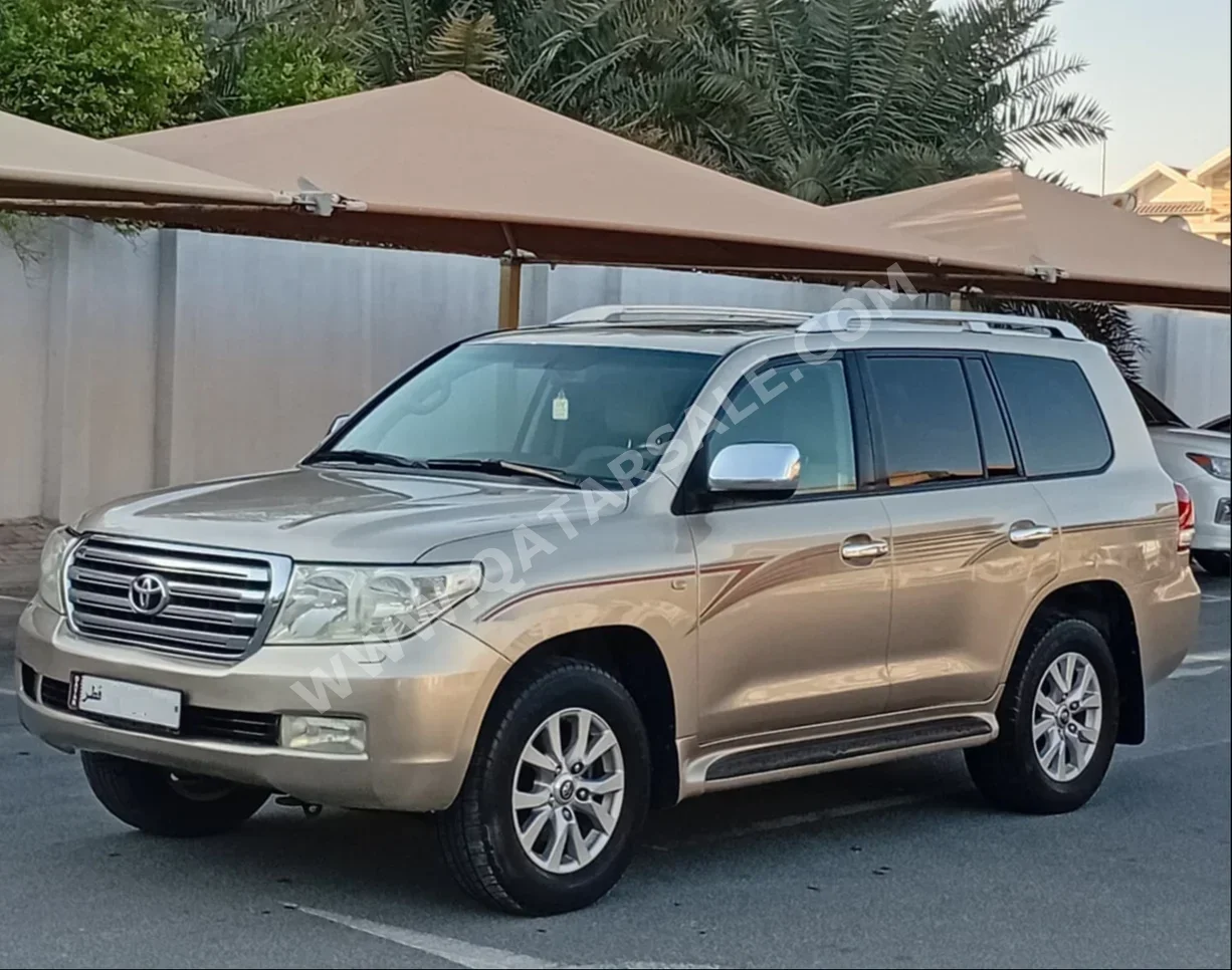 تويوتا  لاند كروزر  جي اكس ار  2010  اوتوماتيك  370,000 كم  8 سلندر  دفع رباعي  اس يو في  ذهبي
