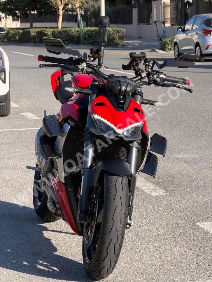 دوكاتي ستريت فايتر في ٢ - 2023 - اللون احمر