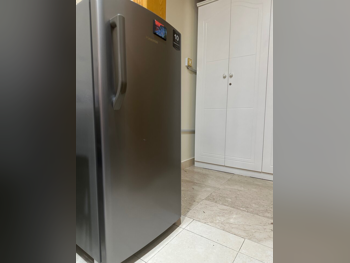 هاي سينس ثلاجة بفريزر علوي - اللون الرمادي