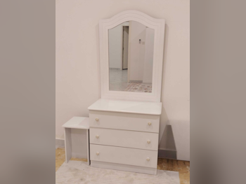خزائن ودواليب الملابس والزينة - دوحة فيرنيتشر - طاولة زينة ، مرآة ، كرسي و وحدتا رفوف - أبيض
