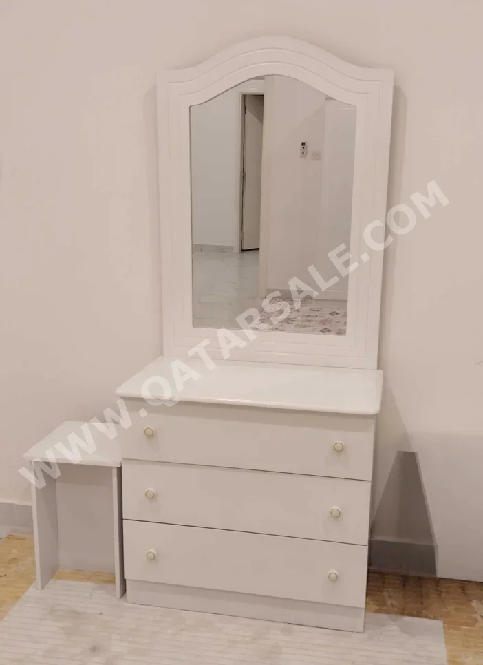 خزائن ودواليب الملابس والزينة - دوحة فيرنيتشر  - طاولة زينة ، مرآة ، كرسي و وحدتا رفوف  - أبيض