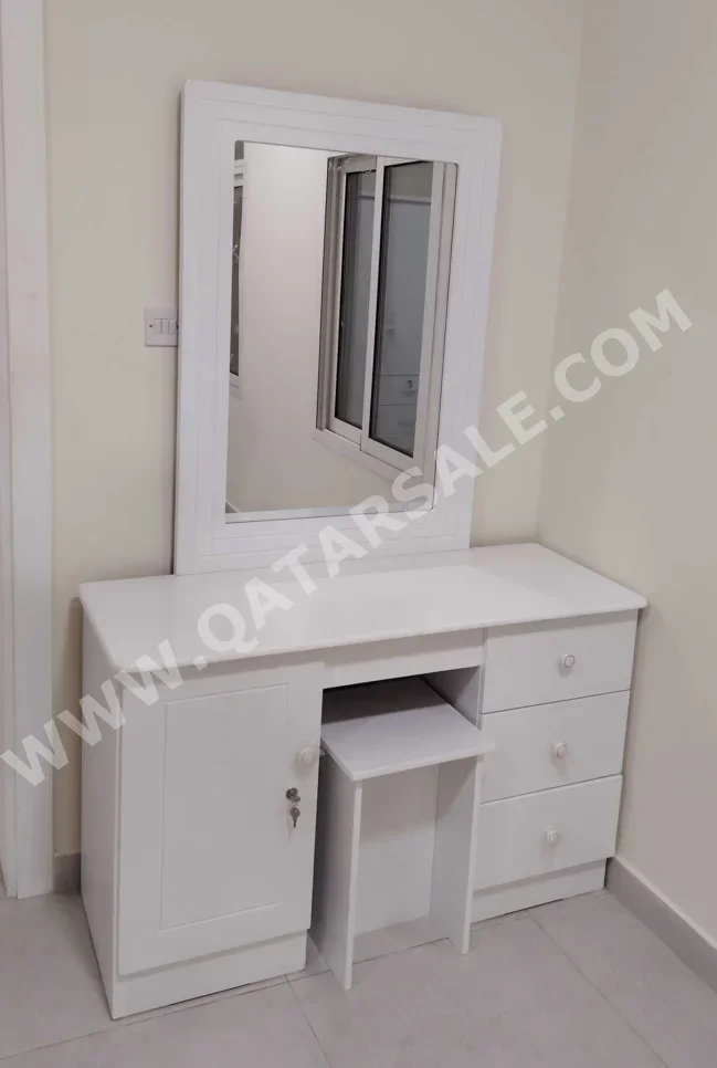 خزائن ودواليب الملابس والزينة - دوحة فيرنيتشر  - طاولة زينة ، مرآة ، كرسي و وحدتا رفوف  - أبيض