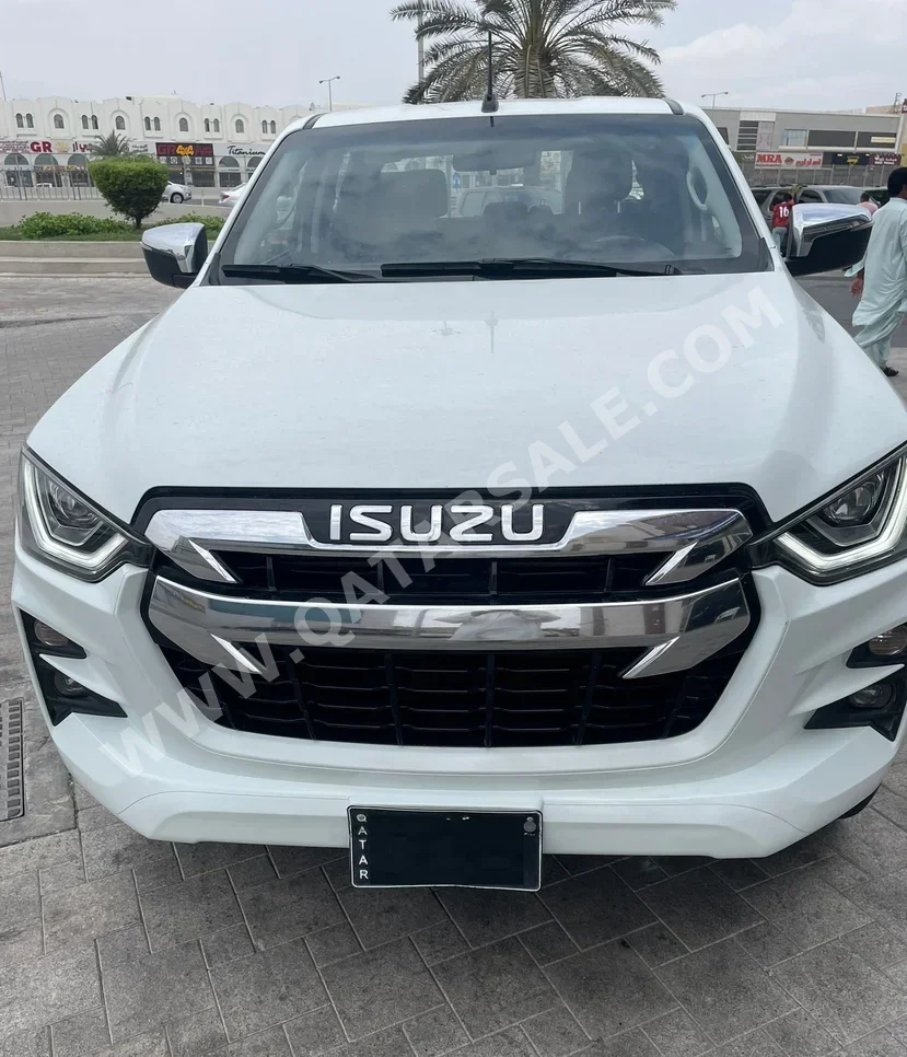 اسوزو  دي-ماكس  2022  اوتوماتيك  100,000 كم  4 سلندر  دفع رباعي  بيكب  أبيض