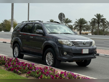 تويوتا  فورشنر  اس ار 5  2014  اوتوماتيك  370,000 كم  6 سلندر  دفع رباعي  اس يو في  رمادي