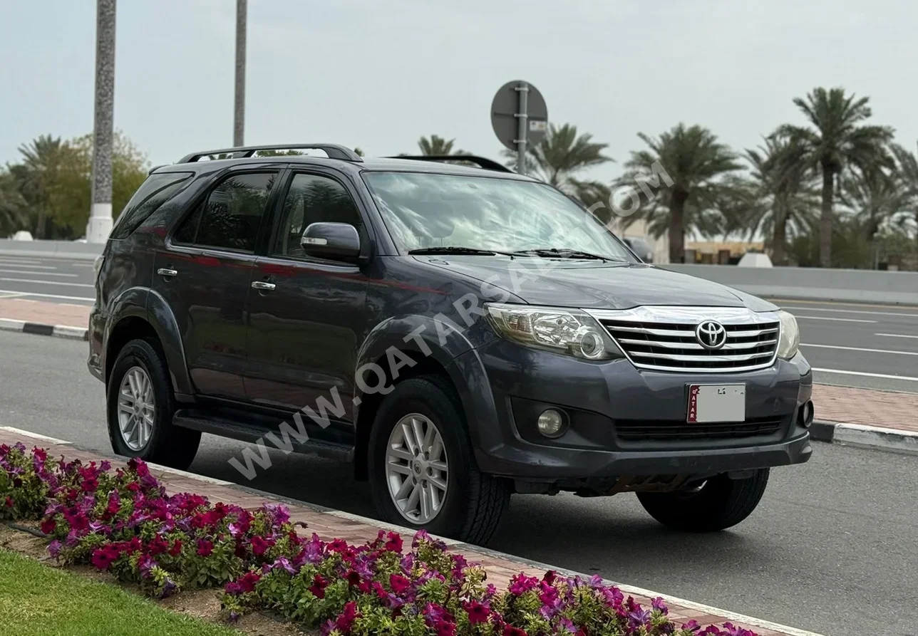 تويوتا  فورشنر  اس ار 5  2014  اوتوماتيك  370,000 كم  6 سلندر  دفع رباعي  اس يو في  رمادي