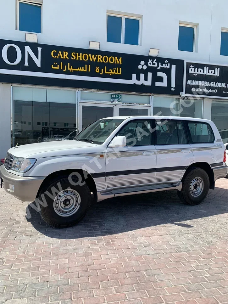 تويوتا  لاند كروزر  جي اكس ار  2001  عادي  439,000 كم  6 سلندر  دفع رباعي  اس يو في  أبيض