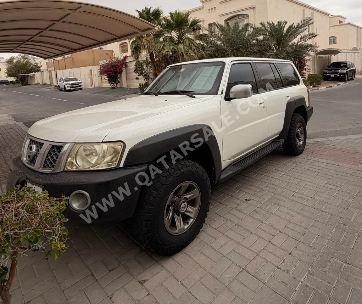 نيسان  باترول  جي ال  2009  اوتوماتيك  224,000 كم  6 سلندر  سحب امامي  اس يو في  أبيض