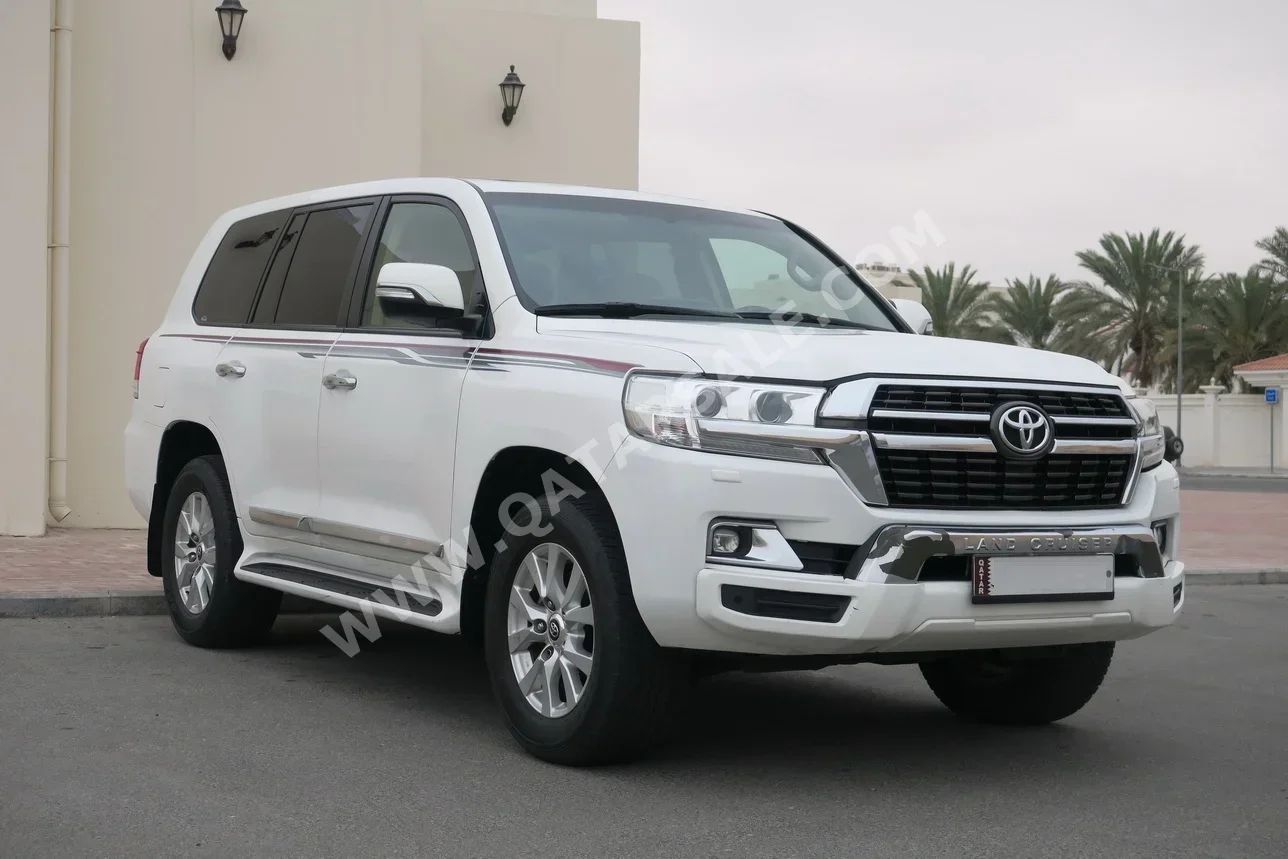 تويوتا  لاند كروزر  جي اكس ار  2018  اوتوماتيك  160,000 كم  8 سلندر  دفع رباعي  اس يو في  أبيض