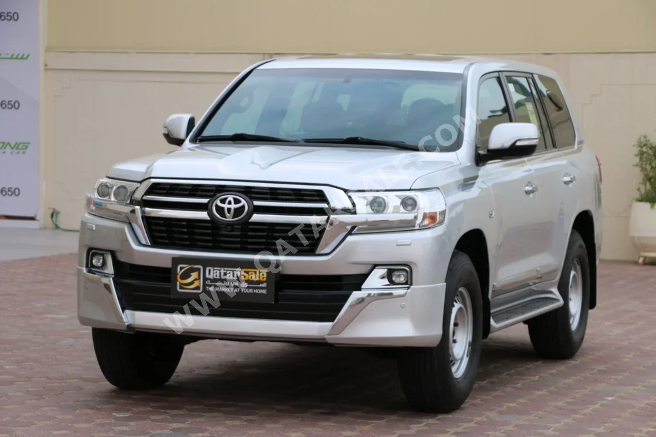 تويوتا  لاند كروزر  في اكس ار  2021  اوتوماتيك  106,000 كم  8 سلندر  دفع رباعي  اس يو في  فضي