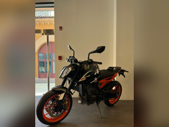 كيه تي ام  دوك 890 جي بي -  2023 - اللون اسود -  الضمان