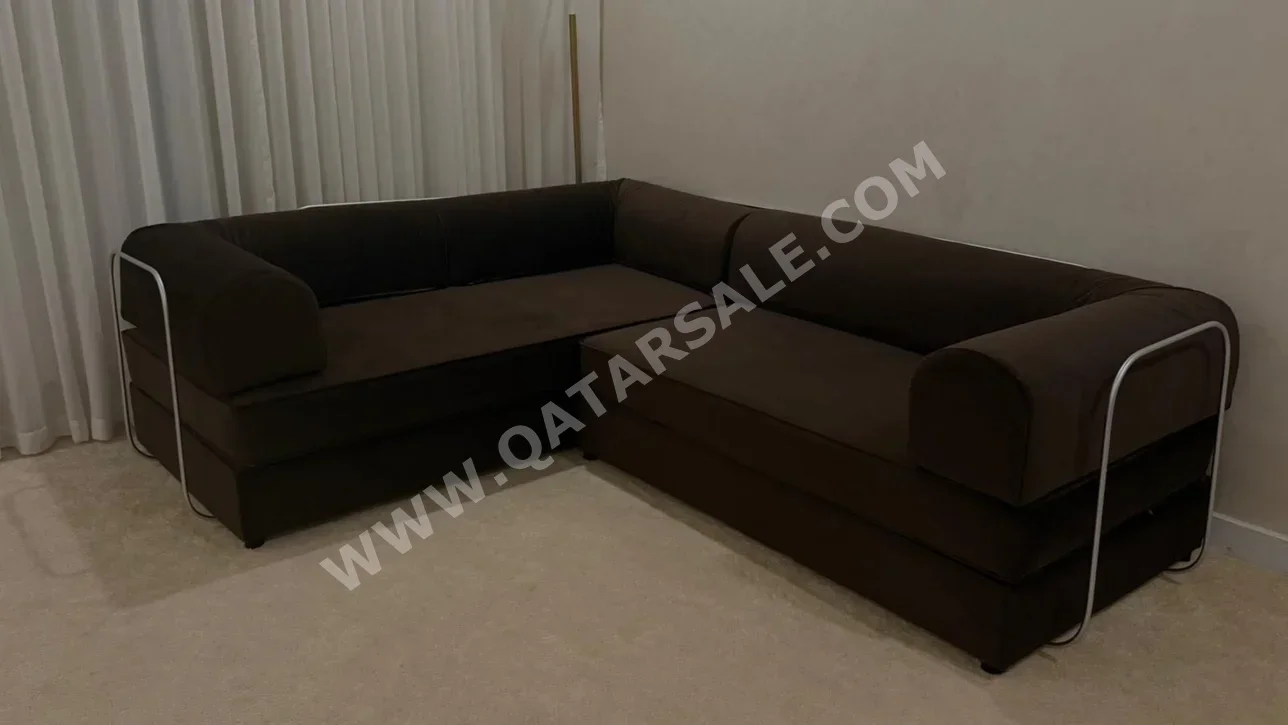 الأرائك والكنب والكراسي شكل L  - مخمل  - بني  - سرير أريكة