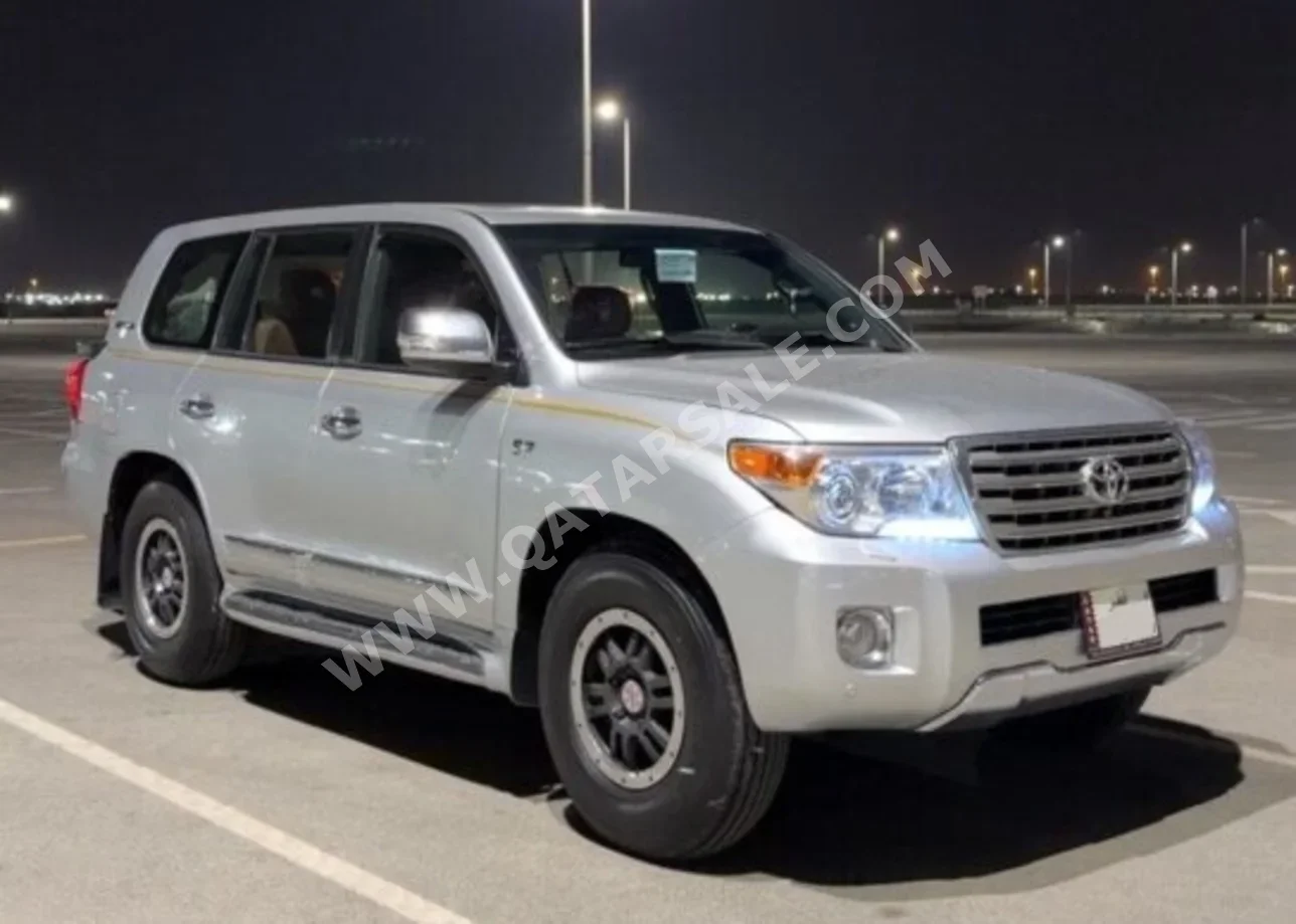 تويوتا  لاند كروزر  في اكس ار  2013  اوتوماتيك  171,000 كم  8 سلندر  دفع رباعي  اس يو في  رمادي