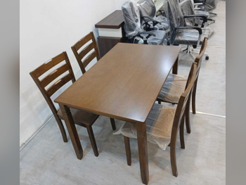 طاولة طعام مع كراسي  - بنى  - قطر  - 4 مقاعد