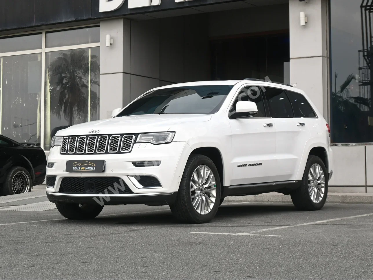 Jeep  Grand Cherokee  Summit  2017  Automatic  222,000 Km  8 Cylinder  Four Wheel Drive (4WD)  SUV  White